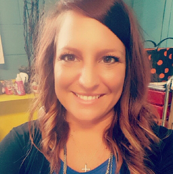 Profile Picture of Kayla Searle (@searlekayla) on Poshmark