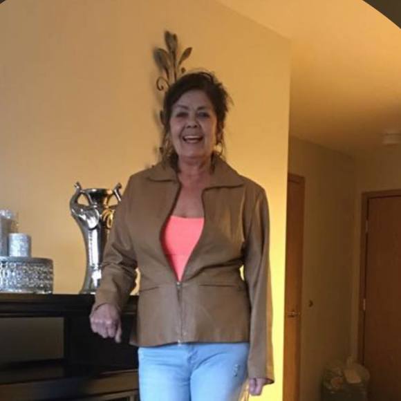 Profile Picture of Faye Bearkinglawyer (@fbearkinglawyer) on Poshmark