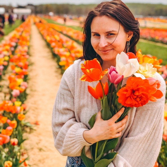 Profile Picture of Liz Swezey (@lizswezey) on Poshmark