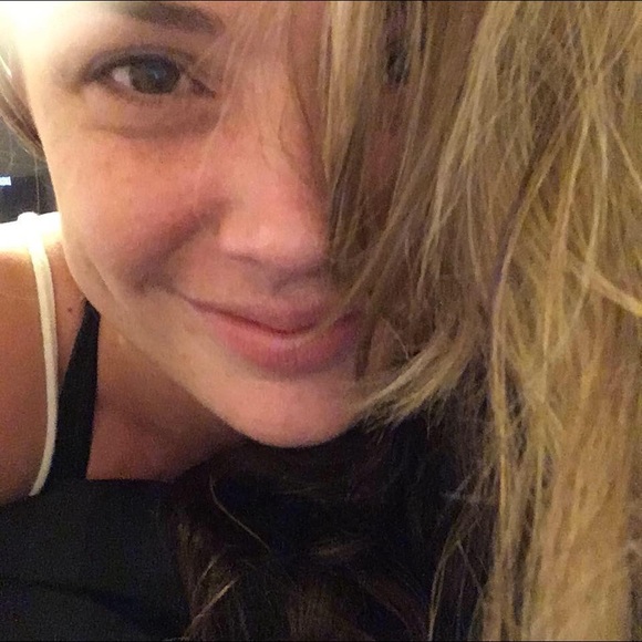 Profile Picture of Hilary Long (@hilsgoodnews) on Poshmark