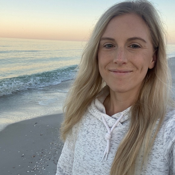 Profile Picture of Samantha Farling (@slfarling) on Poshmark