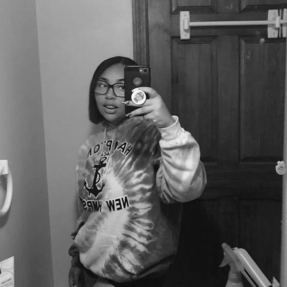 Profile Picture of Cassandra Ramos (@cassandraram829) on Poshmark