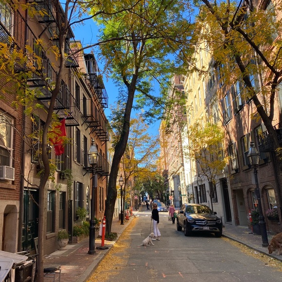 Profile Picture of Bailey Frederick (@baileymarrie) on Poshmark