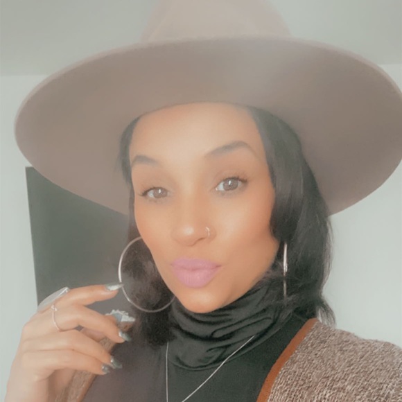 Profile Picture of Leanora Salgado (@leanora_salgado) on Poshmark