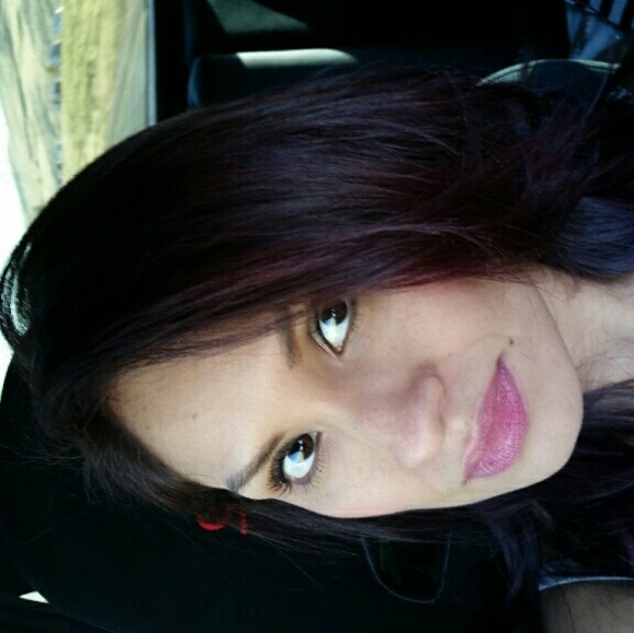 Profile Picture of Destiny Cerezo (@destinycerezo) on Poshmark