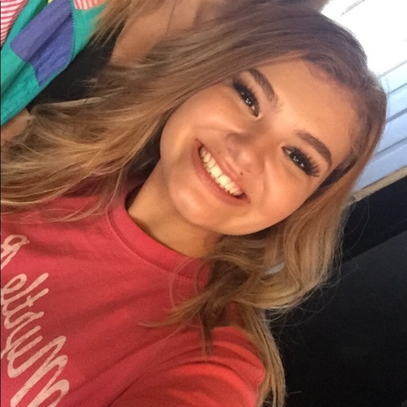 Profile Picture of Emily Bates (@emilybates8) on Poshmark