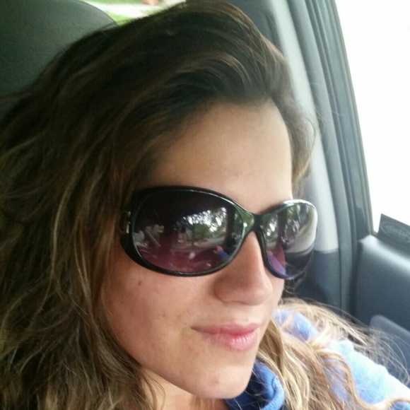 Profile Picture of Nelly Edwards (@neya15) on Poshmark