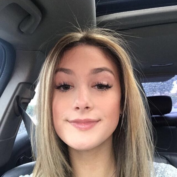Profile Picture of Alys Flatt (@alys_flatt) on Poshmark