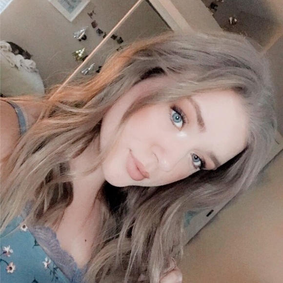 Profile Picture of Sabrina Pociask (@sabrinapociask) on Poshmark