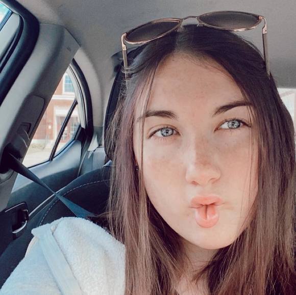Profile Picture of Carley Hartery (@carleyhartery) on Poshmark