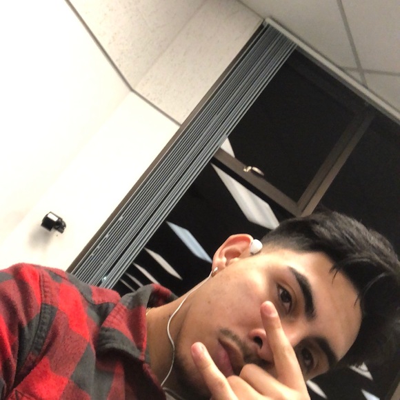 Profile Picture of Jose Huitron (@jodeh98) on Poshmark