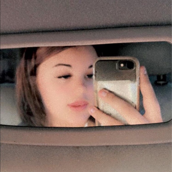 Profile Picture of Kinnadee Helminiak (@kdrizzy2113) on Poshmark