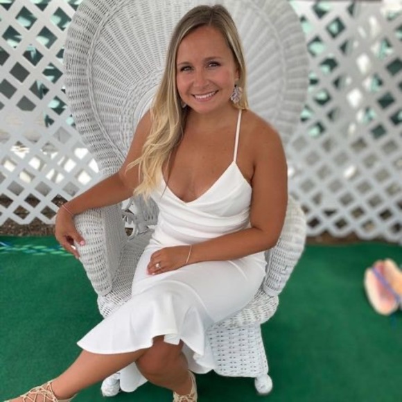 Profile Picture of Brielle Engelken (@ilovesummerx0) on Poshmark