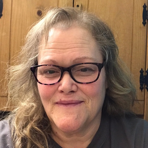 Profile Picture of Tia Avery (@tia293) on Poshmark