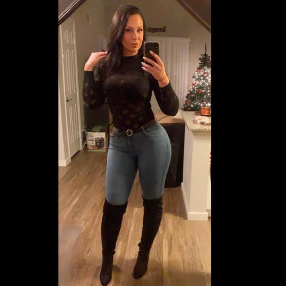 Profile Picture of Tina Blakey (@tinablakey) on Poshmark