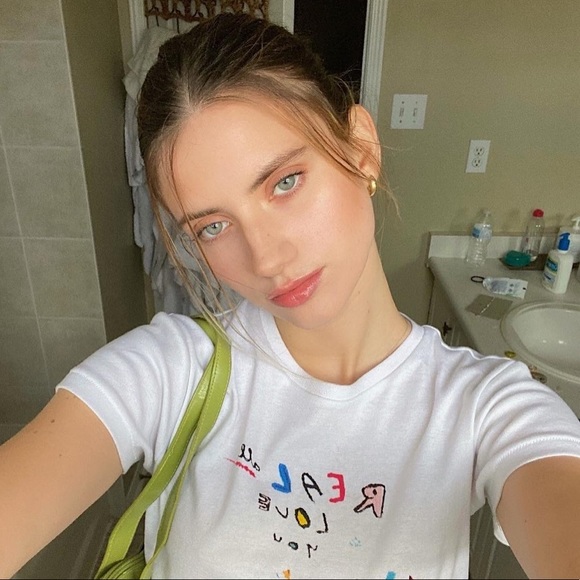 Profile Picture of Andrea Ujfalusi (@dreaujfalusi) on Poshmark