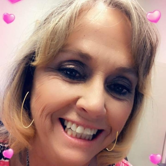 Profile Picture of Debra Freeman (@prettyunique51) on Poshmark