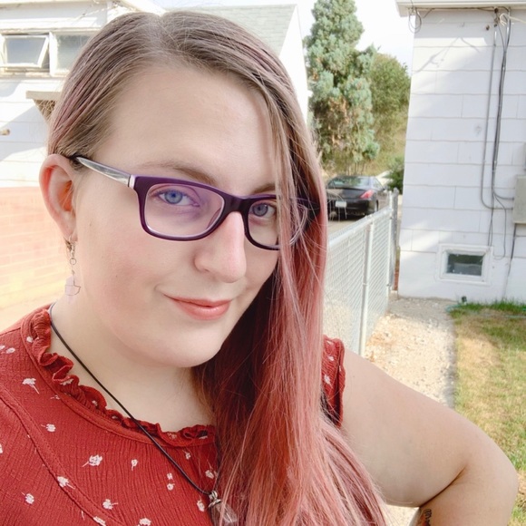 Profile Picture of Amanda Benson (@abenson115000) on Poshmark