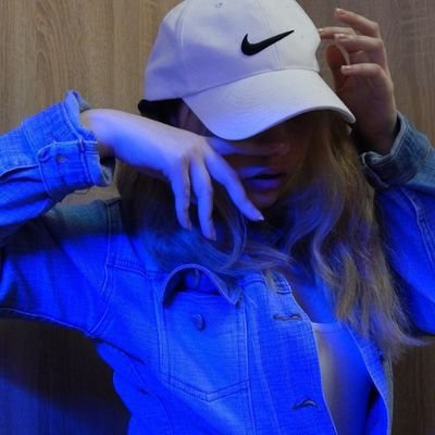 Profile Picture of Julia Bangs (@julia_bangs) on Twitter