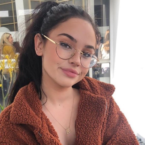 Profile Picture of Linda Clerk (@lolgetrecked) on Poshmark