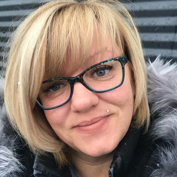 Profile Picture of Michelle Theriault (@mariemichelle71) on Poshmark