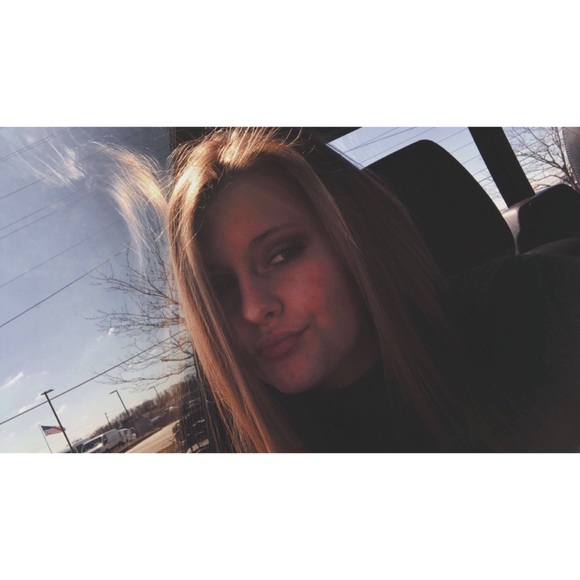 Profile Picture of Samantha Hazenfield (@shazenfield) on Poshmark