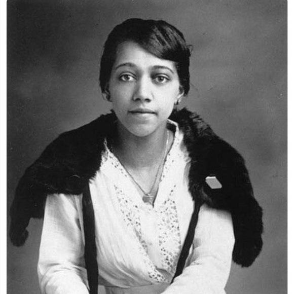 Profile Picture of Stephanie Foss (@werntaliar) on Poshmark