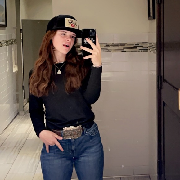 Profile Picture of Sydney Roumell (@sydneyroumell) on Poshmark