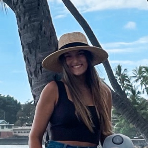 Profile Picture of Brianna Devoe (@briannashalyn) on Poshmark