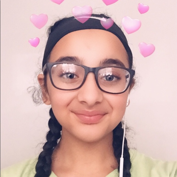 Profile Picture of Demiana Abdelmalak (@demianaa14) on Poshmark