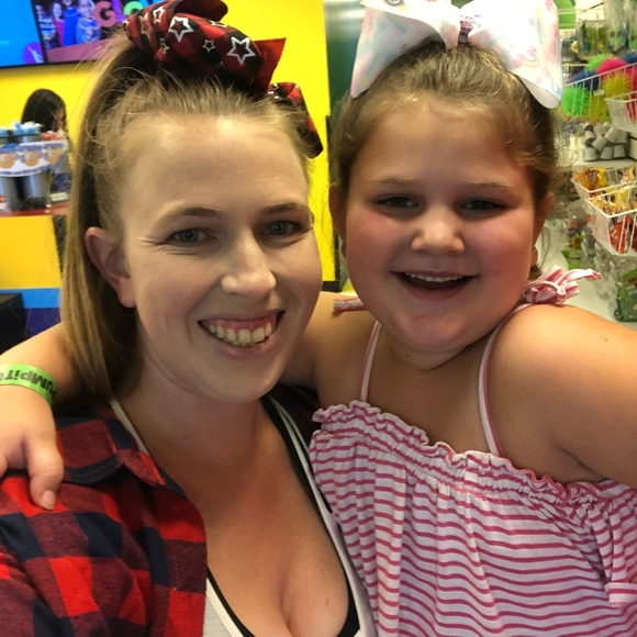 Profile Picture of Kelly Pioch (@lilmisskp) on Poshmark