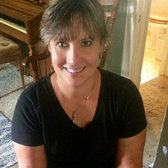 Profile Picture of Michele Grabowsky (@mlgrabowsky) on Poshmark