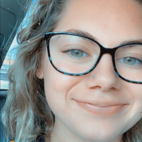 Profile Picture of Peyton Henry (@pehehen32) on Poshmark
