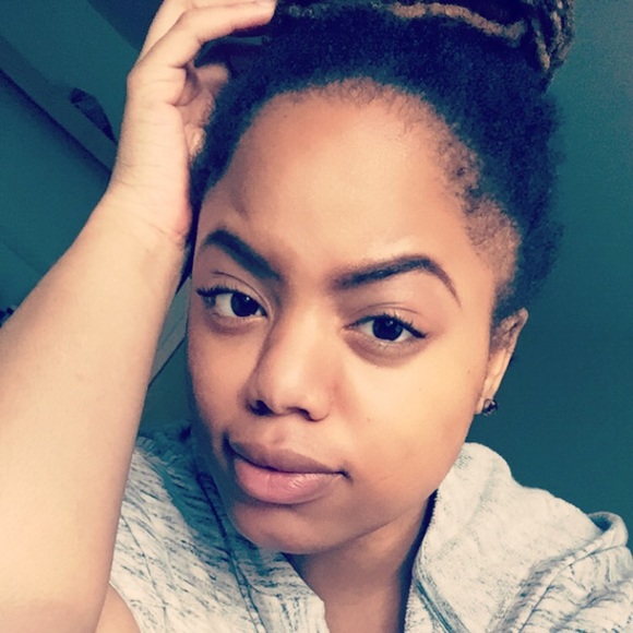 Profile Picture of Crystal Worrell (@cw023) on Poshmark