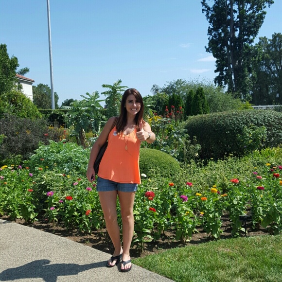 Profile Picture of Karen Varallo (@dakarebear) on Poshmark