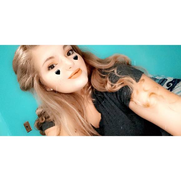 Profile Picture of Victoria Reinstedler (@zalebra) on Poshmark