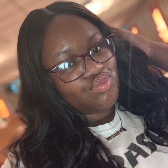 Profile Picture of Simone Woods (@simwoo) on Poshmark