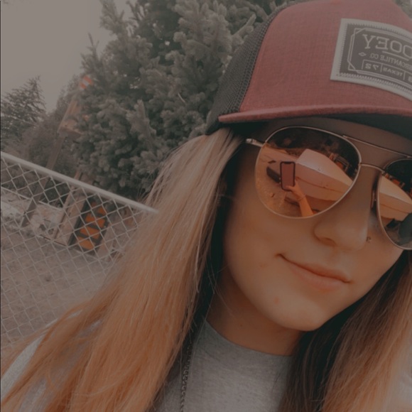 Katelynn Dundas - Poshmark Profile Picture of Katelynn Dundas (@katelynndundas) on Poshmark