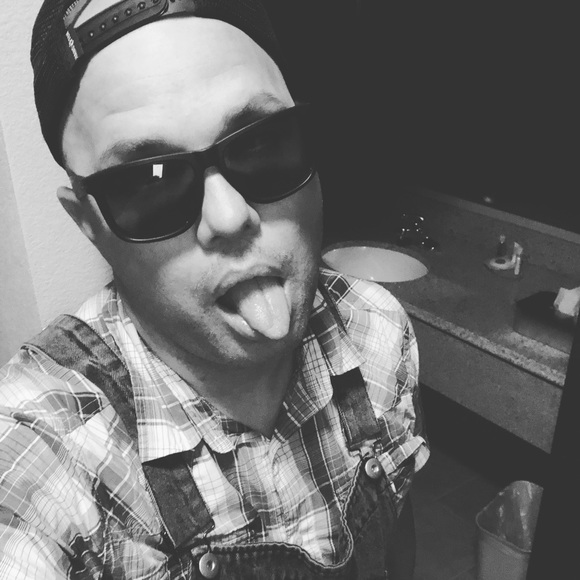 Sean Rowland - Poshmark Profile Picture of Sean Rowland (@dappersean) on Poshmark