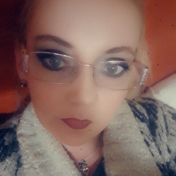 Profile Picture of Stacie High (@staciehigh8) on Poshmark