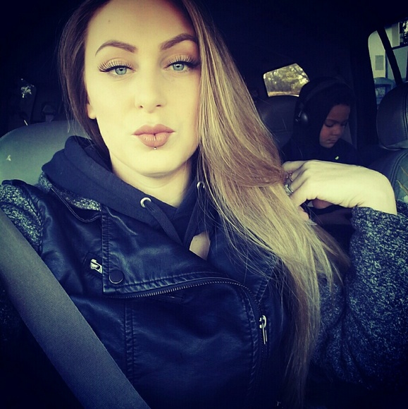 Profile Picture of Sam Humphries (@queensam2789) on Poshmark