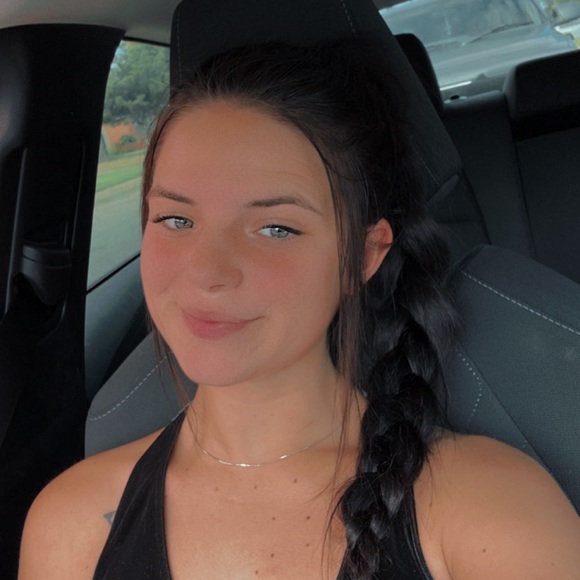 Profile Picture of Jada Longbine (@jada_longbine) on Poshmark