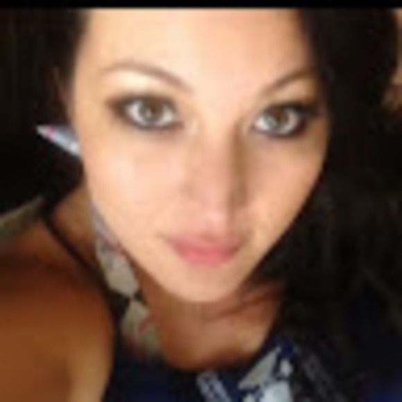 Profile Picture of Miranda Rowe (@mirrow199) on Poshmark