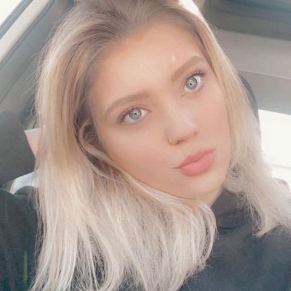 Profile Picture of Holly Biell (@hbiell98) on Poshmark