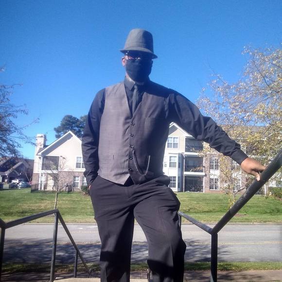 Profile Picture of Kevin Graves (@genograves) on Poshmark