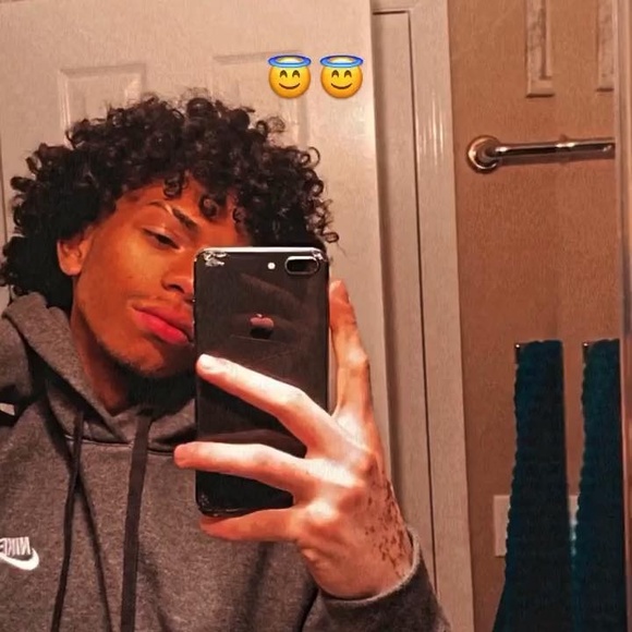 Profile Picture of Kesner Almendarez (@kesnera) on Poshmark