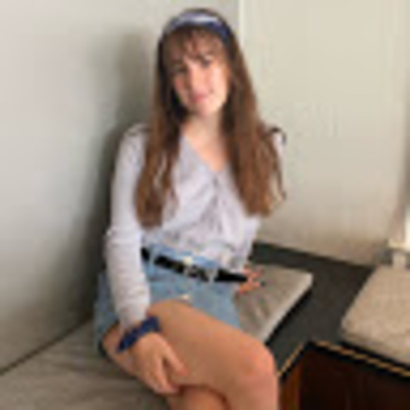 Profile Picture of Nadia Forler (@nadiaforler) on Poshmark