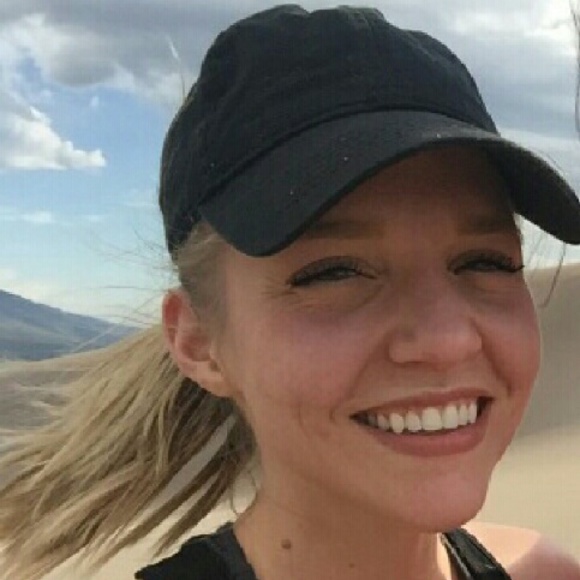 Profile Picture of Rachel Jochem (@rayrosej) on Poshmark