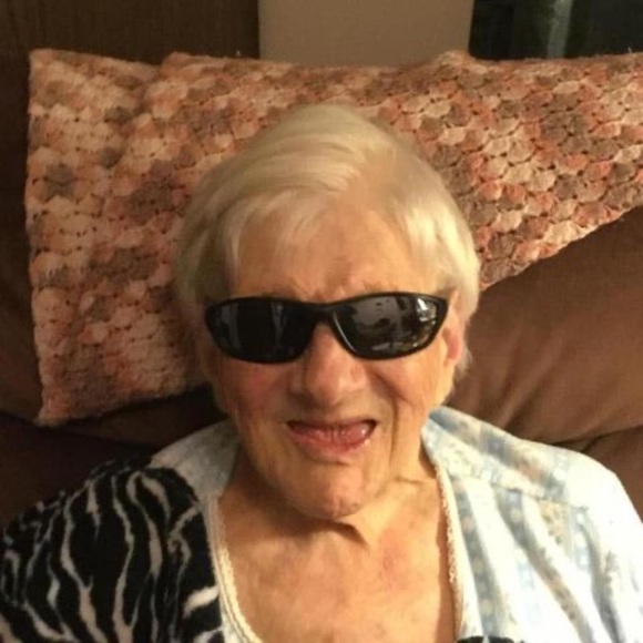 Profile Picture of Tracy Debrock (@tracy_debrock) on Poshmark