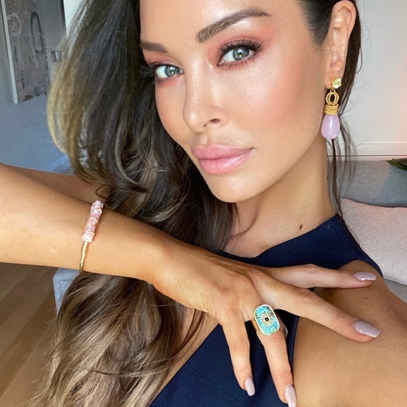 Profile Picture of Laurina Fleure (@fleurelaurina) on Poshmark